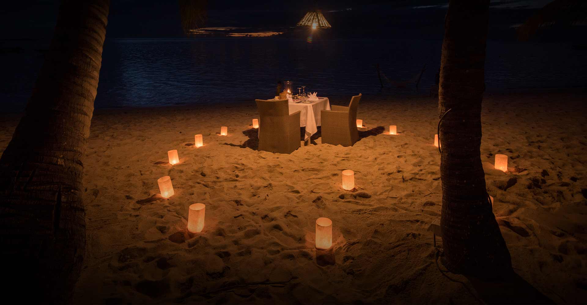 Candlelit dinner next to the Sea