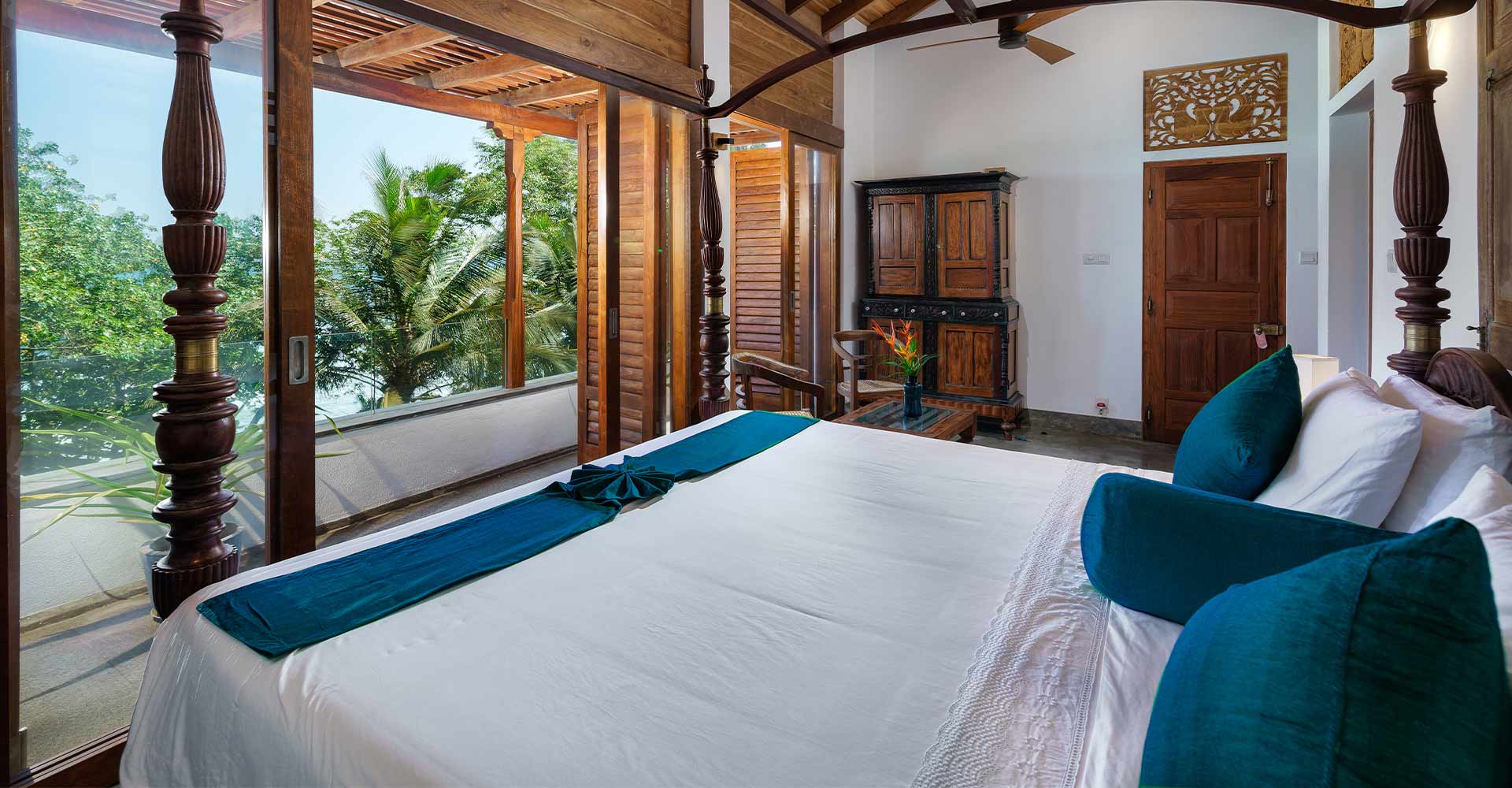 Deluxe Room with Sea View and Bathtub